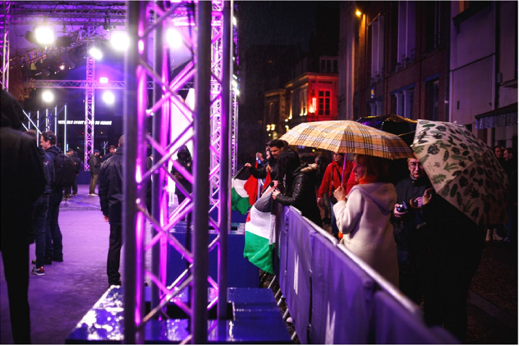 Drapeau palestinien déployé devant le "tapis rouge" de Séries Mania